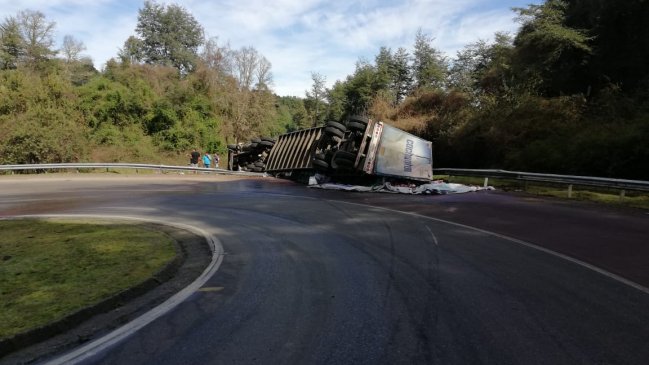 Camión se volcó en la ruta que une Panguipulli y Los Lagos