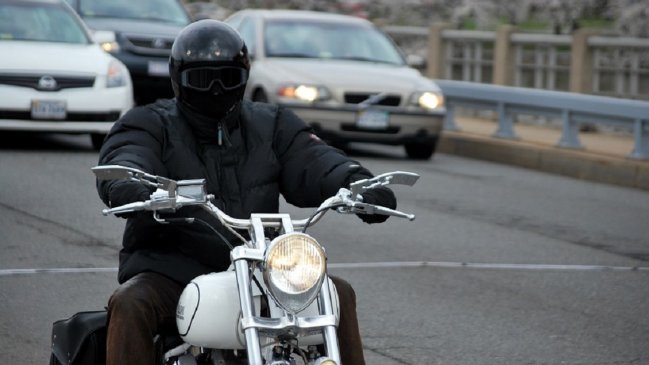 Familia busca a motociclista héroe que salvó la vida de su papá