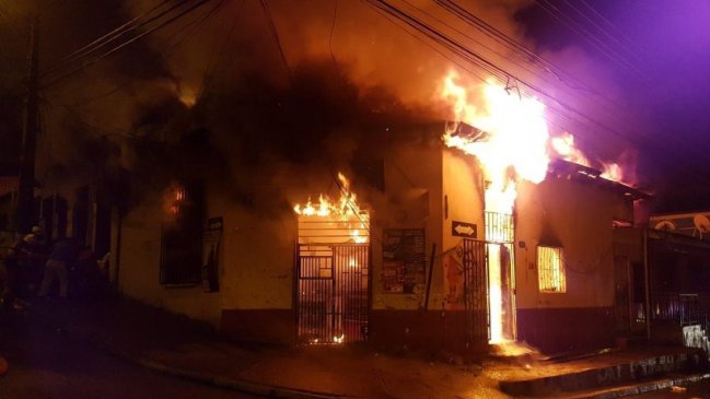 Una botillería y una vivienda resultaron destruidas por incendio en Valparaíso