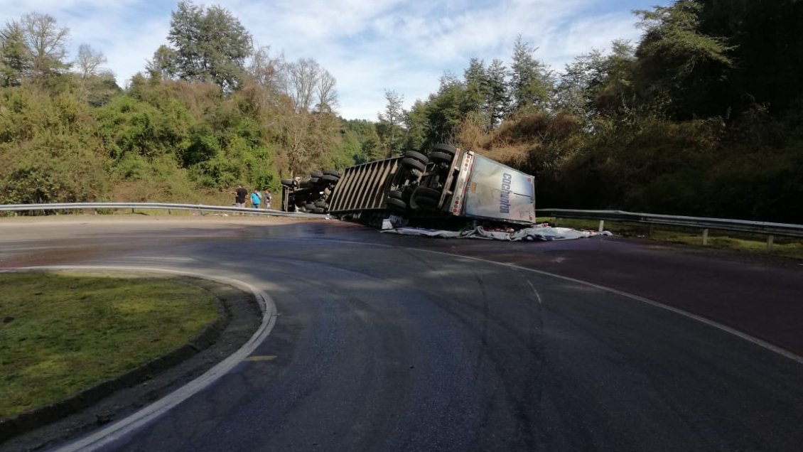 Camión se volcó en la ruta que une Panguipulli y Los Lagos