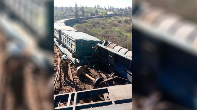 Tren con carga de cobre descarriló en Quillota y generó derrame de combustible