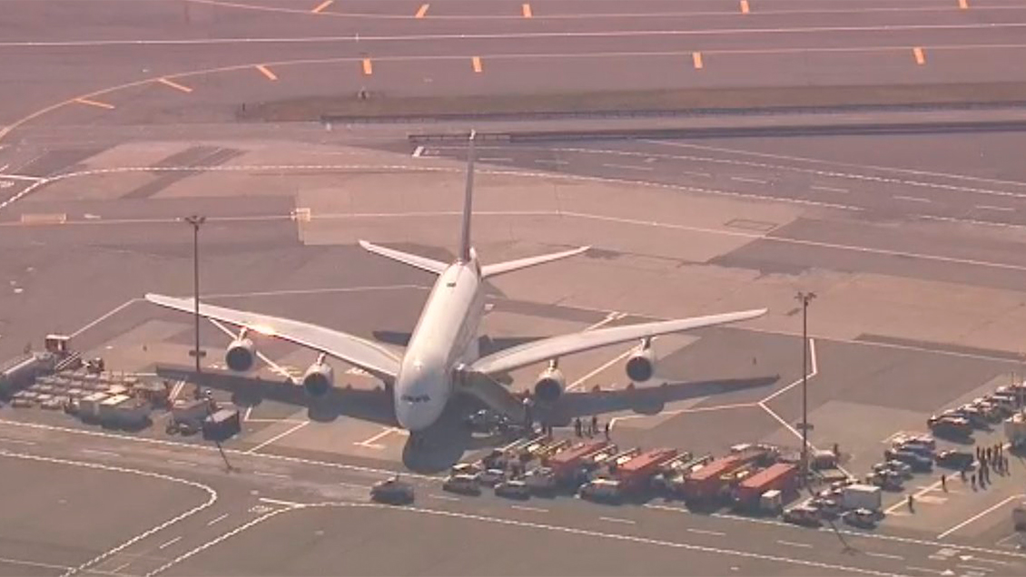 Avión procedente de Dubai quedó en cuarentena al llegar a Nueva York: Varios pasajeros presentaron tos y fiebre