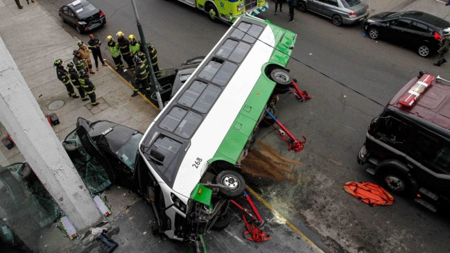 Microbús chocó contra varios vehículos en Valparaíso