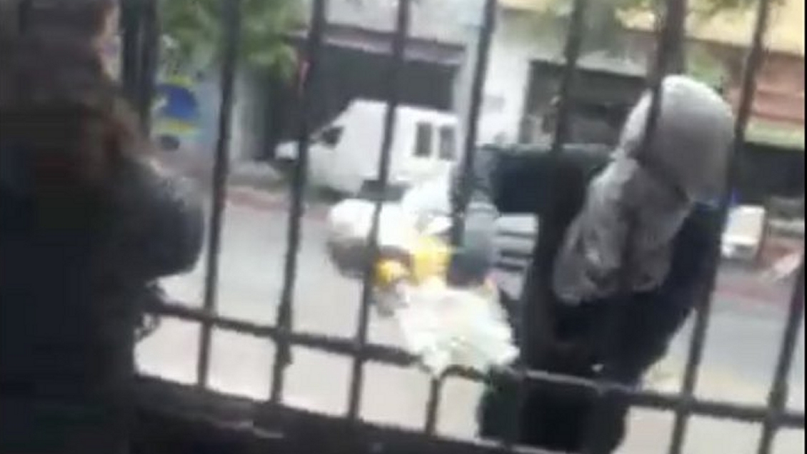 Funcionaria del Liceo Barros Borgoño acusó que encapuchados le arrojaron bencina e intentaron quemarla