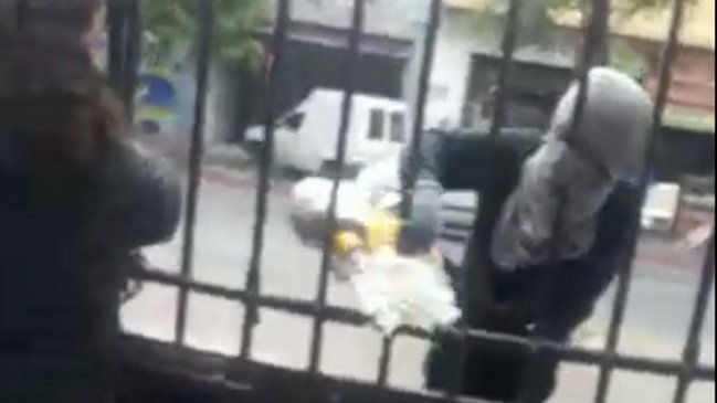 Funcionaria del Liceo Barros Borgoño acusó que encapuchados le arrojaron bencina e intentaron quemarla