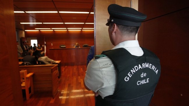Tres años de libertad vigilada para ex carabinero acusado de violación y abuso sexual