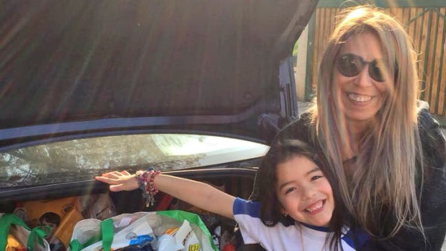 La emotiva campaña de la niña de 8 años para alimentar perritos