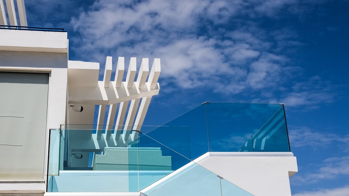 Mujer de 59 años fue descubierta teniendo sexo con joven de 14 en un balcón