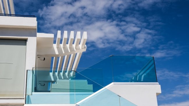 Mujer de 59 años fue descubierta teniendo sexo con joven de 14 en un balcón