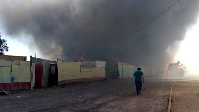 Ministro de Vivienda viajará a Calama por incendio que arrasó un campamento