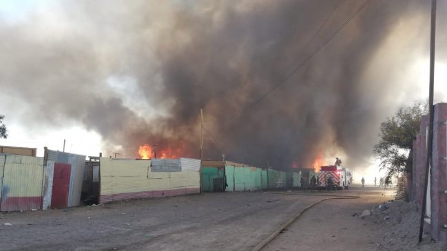 Incendio en campamento en Calama: 100 casas destruidas y 400 damnificados