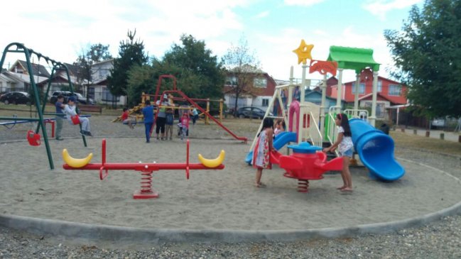 Instalarán juegos infantiles y máquinas de ejercicio en 13 sectores de Valdivia