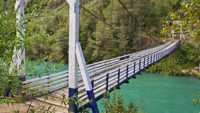 Cochamó: Reconstruirán pasarela que cruza el Río Manso en la frontera con Argentina