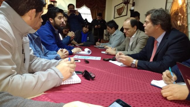 Ministro Monckeberg encabeza reunión de emergencia tras incendio en toma de Calama