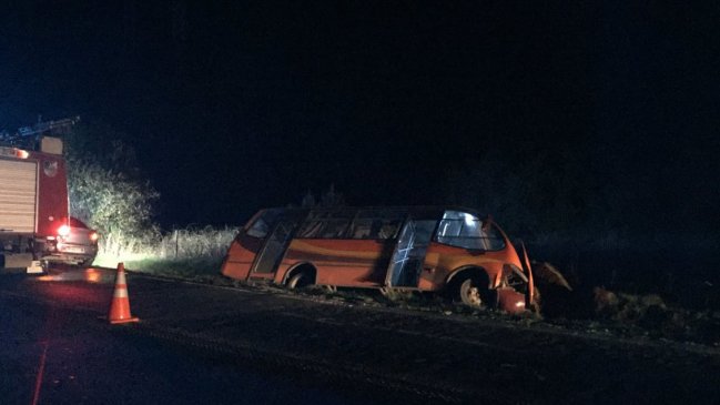 Un microbús y un automóvil chocaron de frente en Valdivia