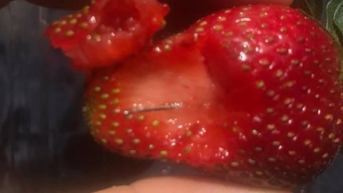 Cliente de supermercado terminó en el hospital por comer frutillas con agujas y alfileres