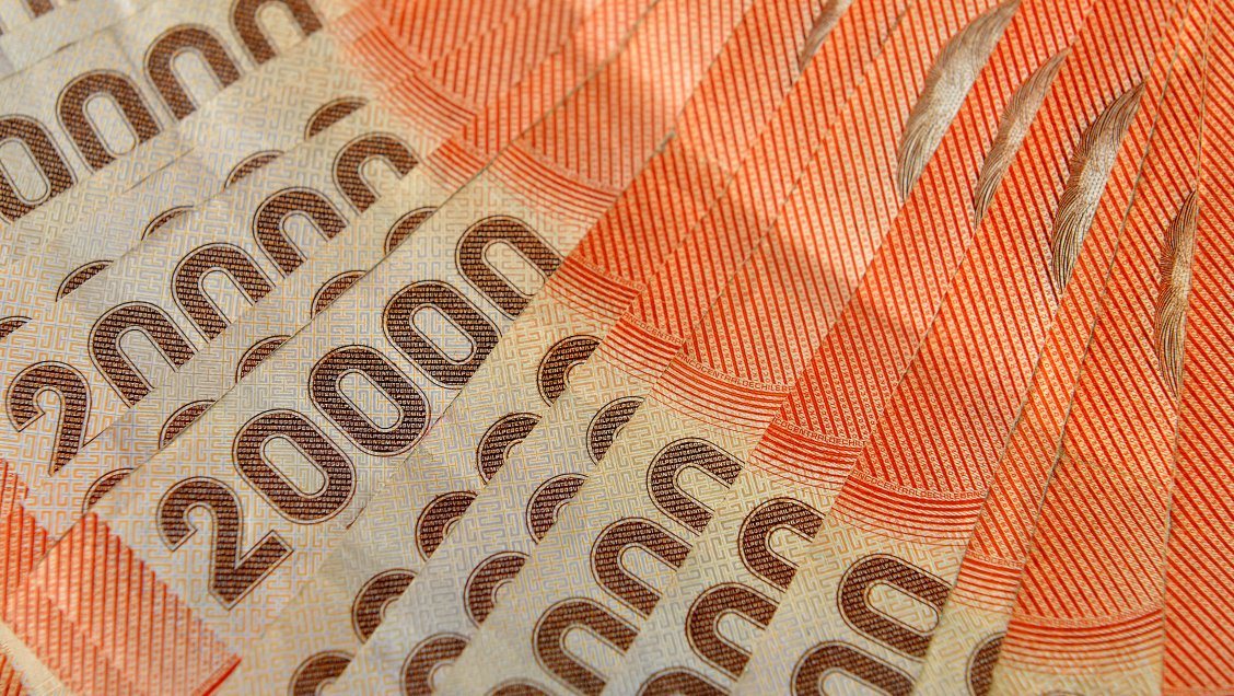 Disminuyen los hogares chilenos con deuda y crecen los que ahorran