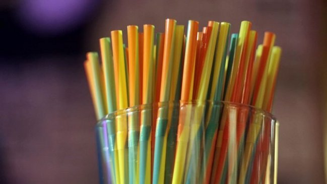 ¿Por qué el Gobierno les declaró la guerra a las bombillas de plástico?