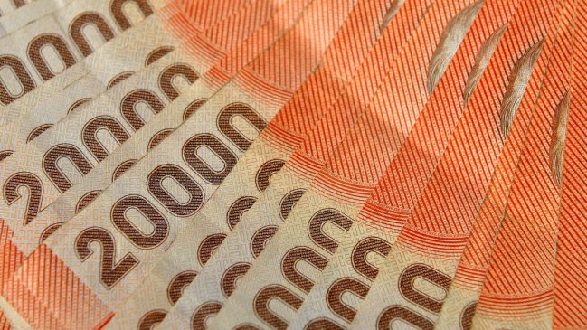 Disminuyen los hogares chilenos con deuda y crecen los que ahorran