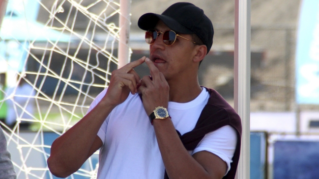 El divertido traspié que sufrió Alexis Sánchez tras comprar en supermercado de Manchester