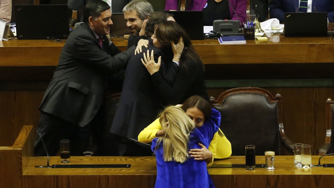 Pamela Jiles explicó su sorpresivo abrazo con Cecilia Pérez en el Congreso