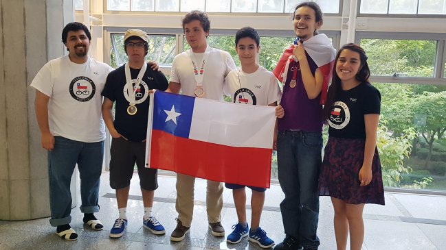 Escolares chilenos triunfan en Olimpiada de Informática en Japón
