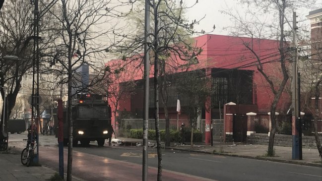 Encapuchados protagonizan incidentes en el Liceo Barros Borgoño