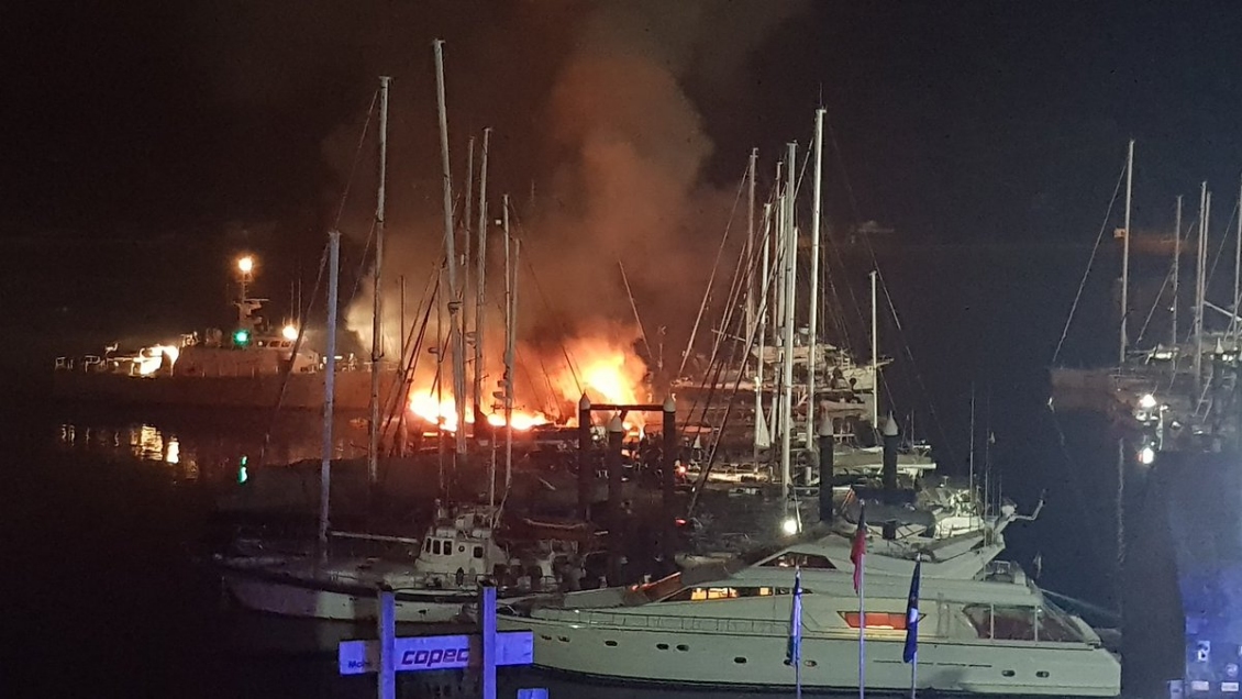 Incendio destruyó dos yates en Puerto Montt