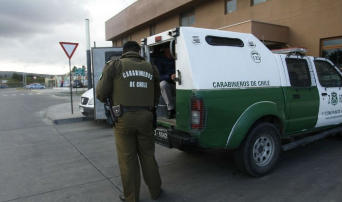 Punta Arenas: Conductor embistió a carabinero tras negarse a control policial