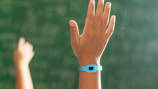 Estudiante universitario crea pulsera inteligente de seguridad para niños en Talca