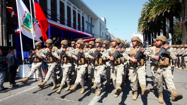 Masivo desfile de Fiestas Patrias en Plaza de Armas de Curicó