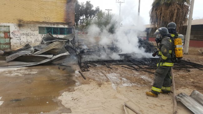 Arica: Incendio en Liceo Politécnico consume 153 sillas del establecimiento