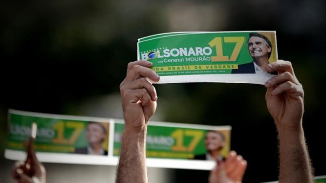 A tres semanas de las elecciones, Bolsonaro lidera pero su campaña sigue en duda
