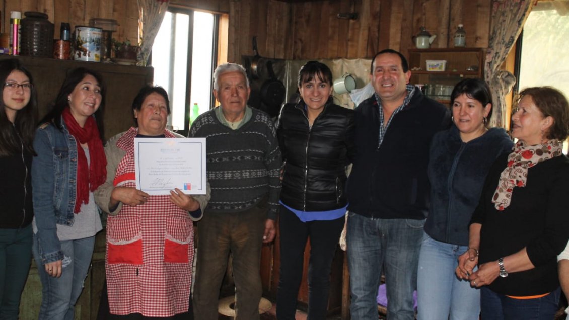 Ñuble: Dos matrimonios de El Carmen reciben Bono Bodas de Oro