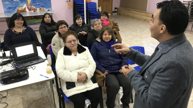 Punta Arenas: Vecinos del sector recibieron consejos para evitar el sobreendeudamiento