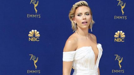   Scarlett Johansson deslumbró en la alfombra dorada de los Emmy 