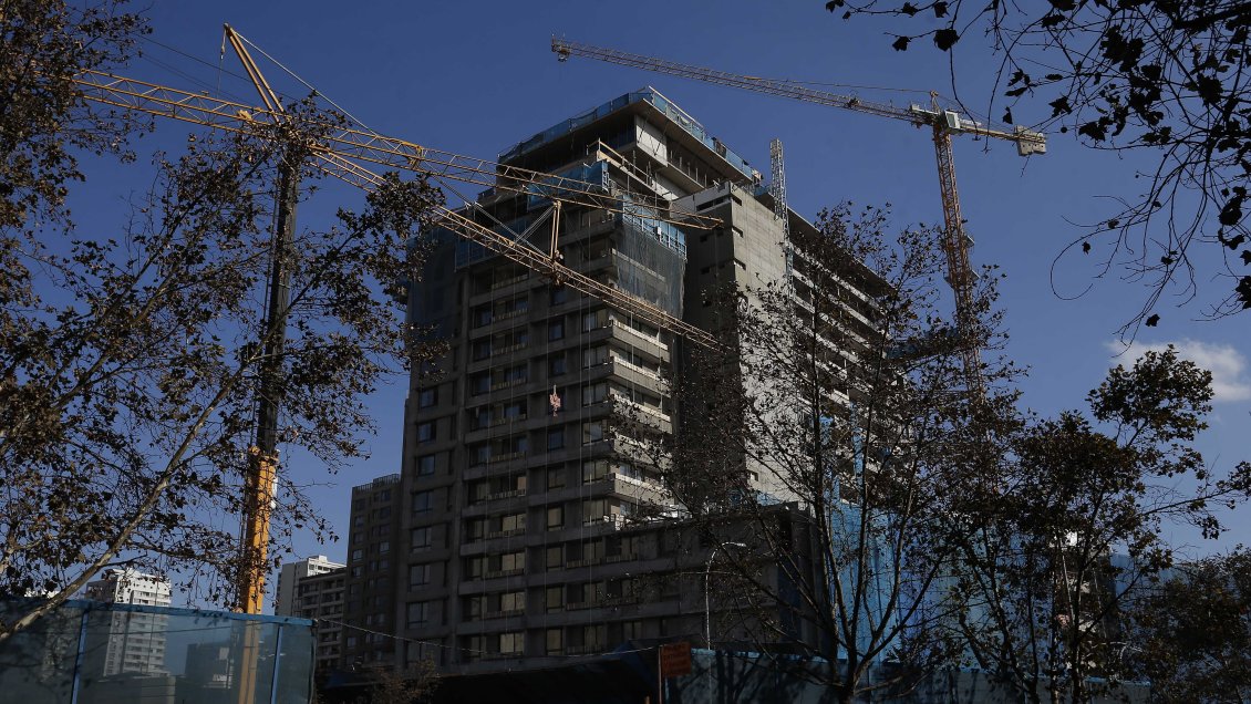 Experto advierte potencial sobreoferta inmobiliaria en la Región Metropolitana