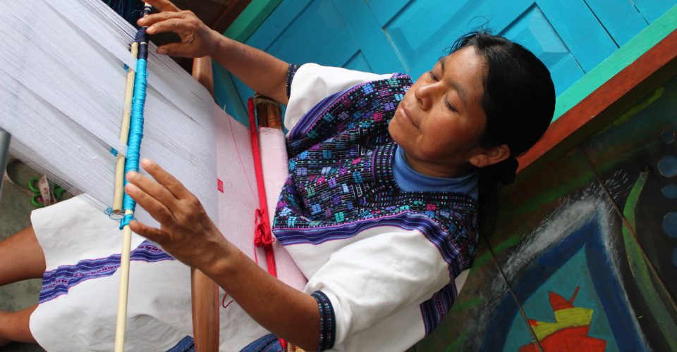 Artesanas indígenas de México acusan que Zara plagió sus bordados