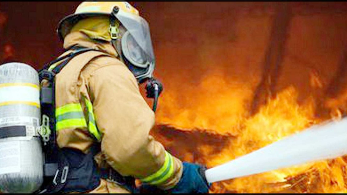 Valdivia: Fuego consumió por completo una vivienda y otra resultó con daños