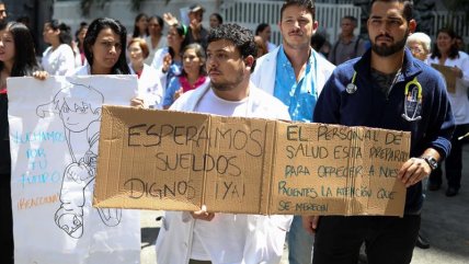   Venezuela: Trabajadores de la salud protestan por medidas económicas de Maduro 