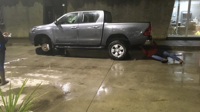 Presencia de miguelitos en la Ruta 5 afectó a una veintena de automóviles en Mariquina