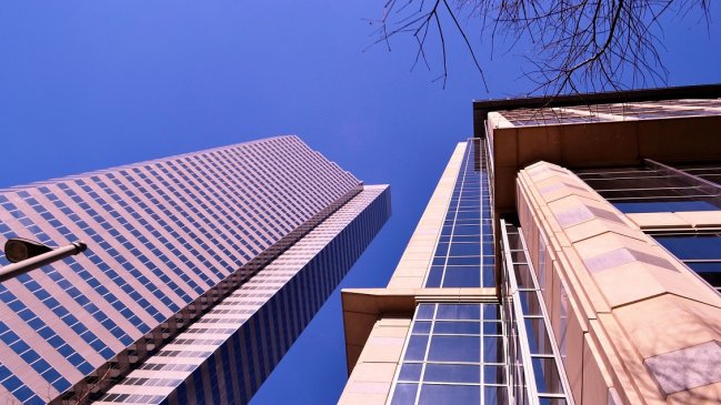 Mujer se lanzó al vacío al escuchar alarma de terremoto durante un simulacro