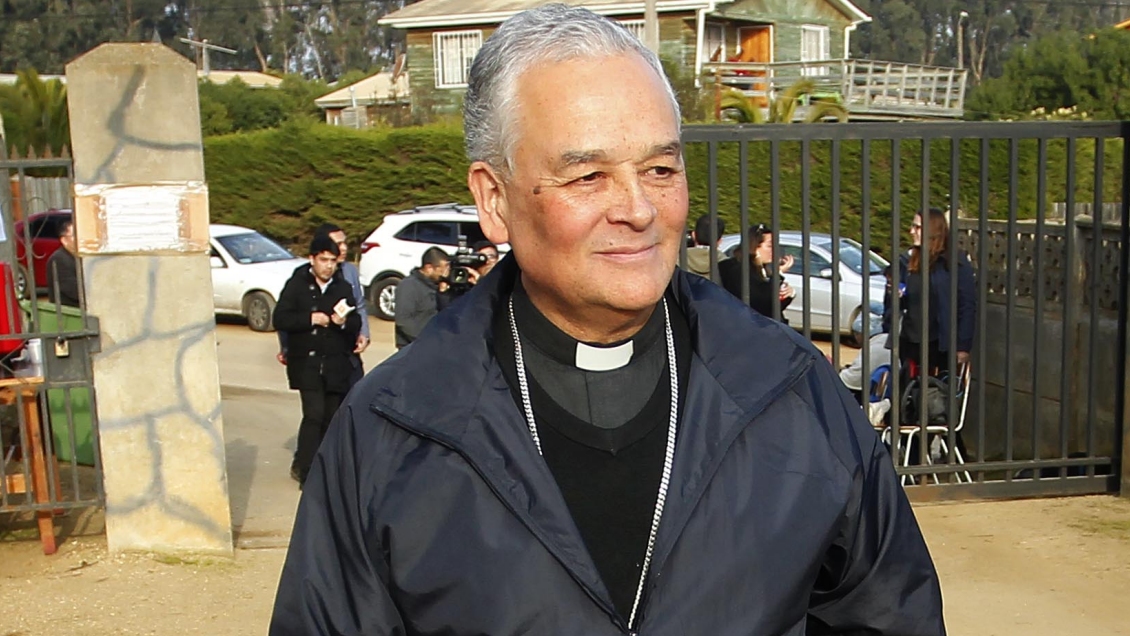 Ex obispo de Chillán no descarta acciones legales contra aquellos que lo han 