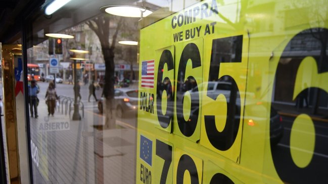 Dólar continúa a la baja: Ha caído 30 pesos en dos semanas