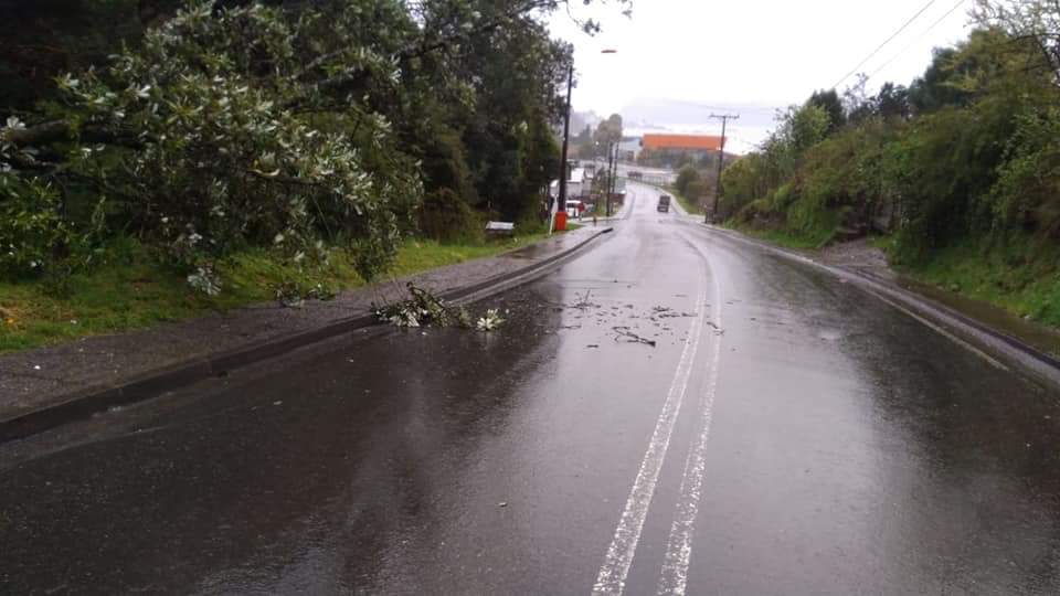Sistema frontal en Chiloé provocó cortes de energía eléctrica y voladuras de techumbres