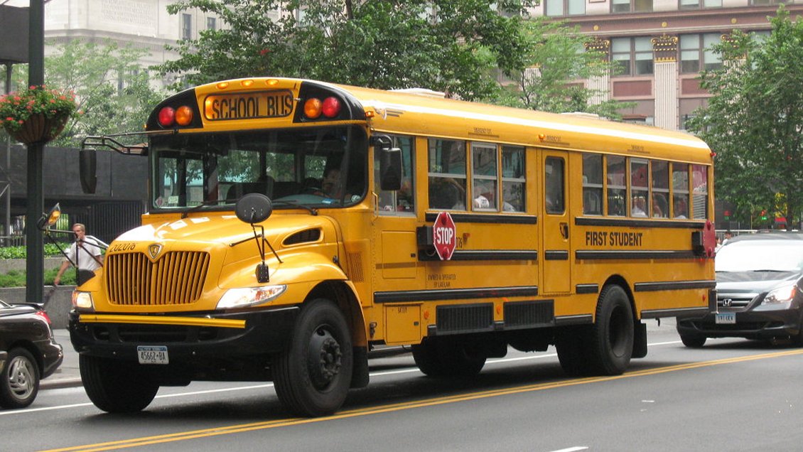 Conductora de bus escolar fue arrestada por dejar que niños manejaran el vehículo