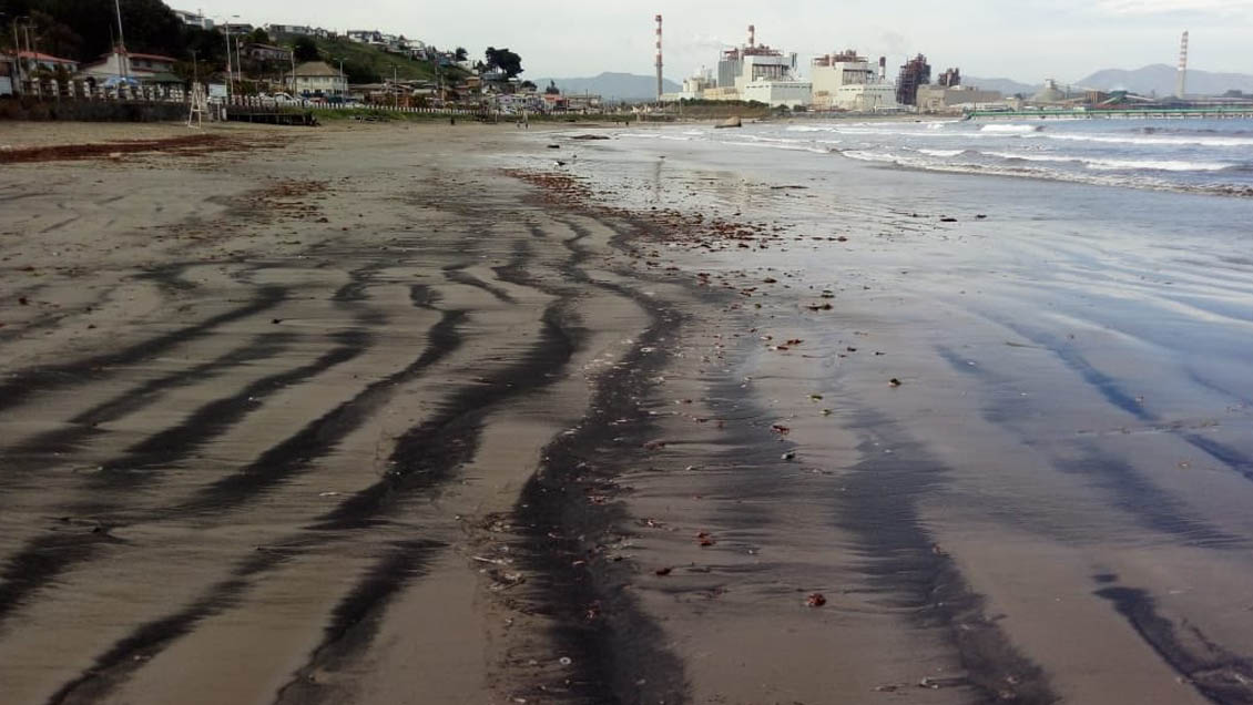 Quintero: Pescadores presentan denuncia por vertimiento de cuatro toneladas de carbón