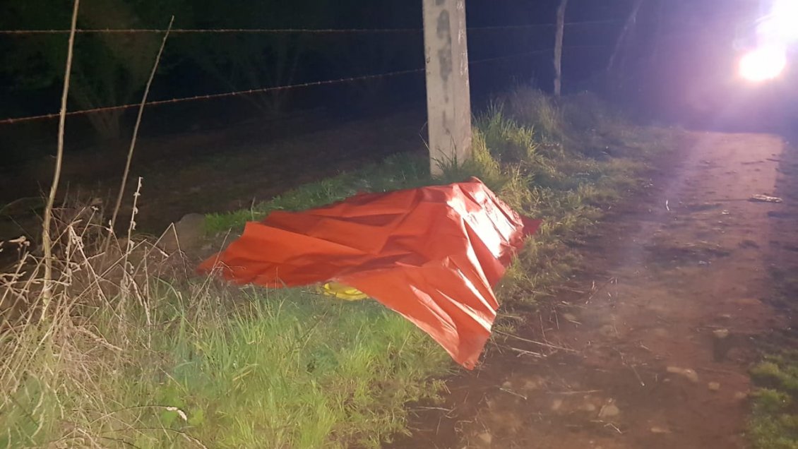 Joven que conducía motocicleta hechiza murió al chocar con poste en Romeral