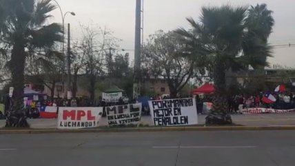   Pobladores se manifestaron por ocho horas frente a la Municipalidad de Peñalolén 