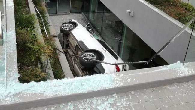 Persecución policial terminó con automóvil robado en el zócalo de un edificio